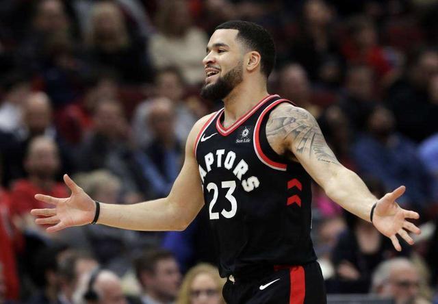  猛龙新帅首战告捷，范弗利特三分救主  